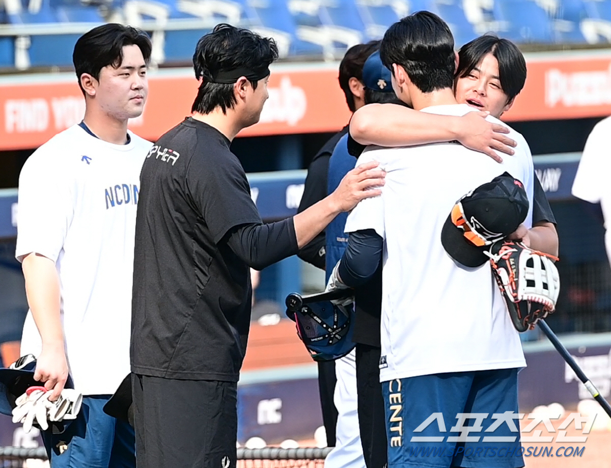 반가움에 무장해제 미소, 노시환을 웃게 만든 이 남자는 누구?[창원 스케…