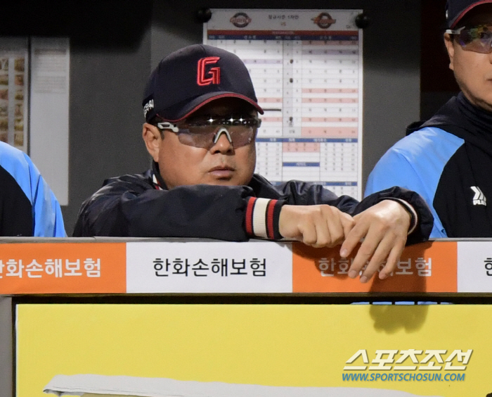 김태형 감독이 밝힌 '1사 만루 3볼 병살타'의 진실 "강남이는 쳐라는 …