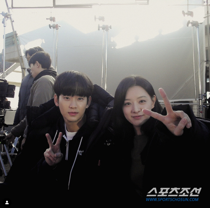 [종합]김수현♥김지원 '백홍커플', 촌스런 브이 포즈도 '이심전심'…이 …