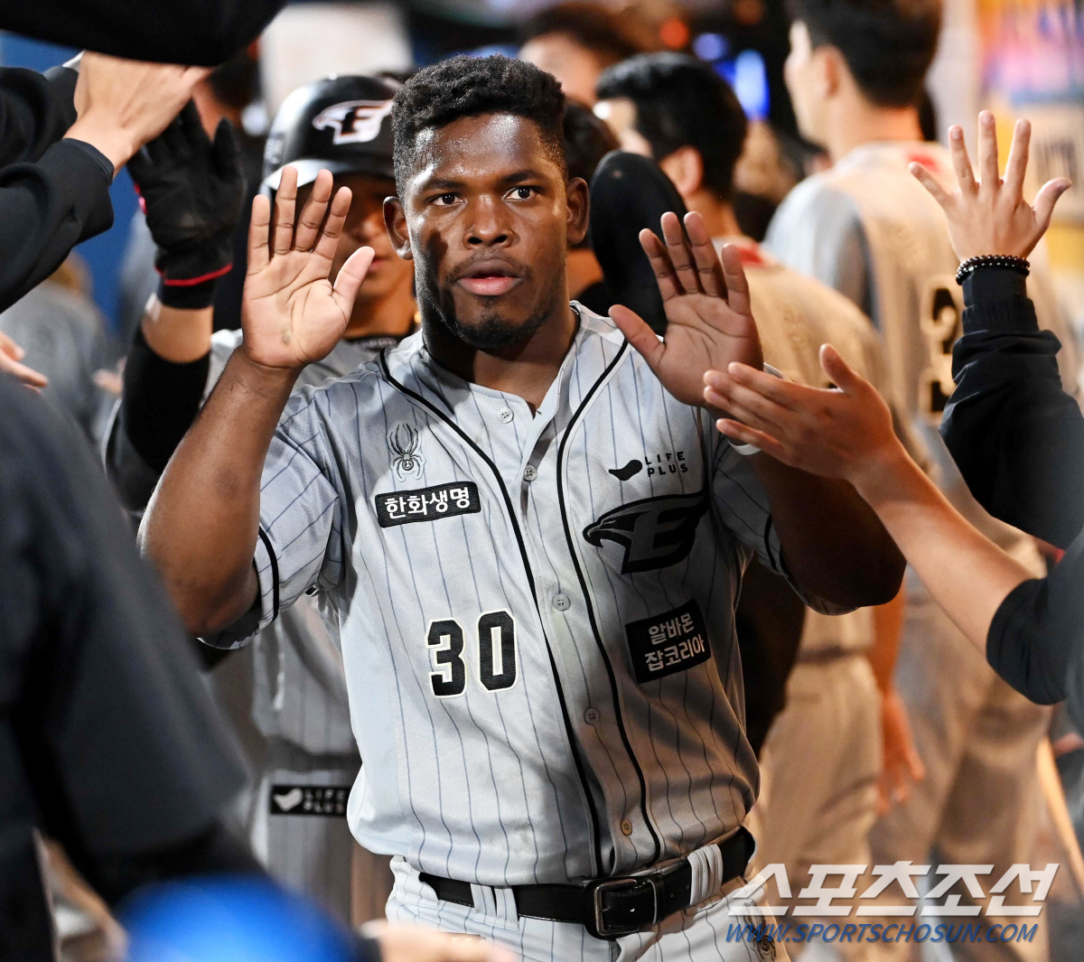 7회 2사 4점 역전→9회 안치홍 결승타…RYU 등판 앞둔 한화, NC …