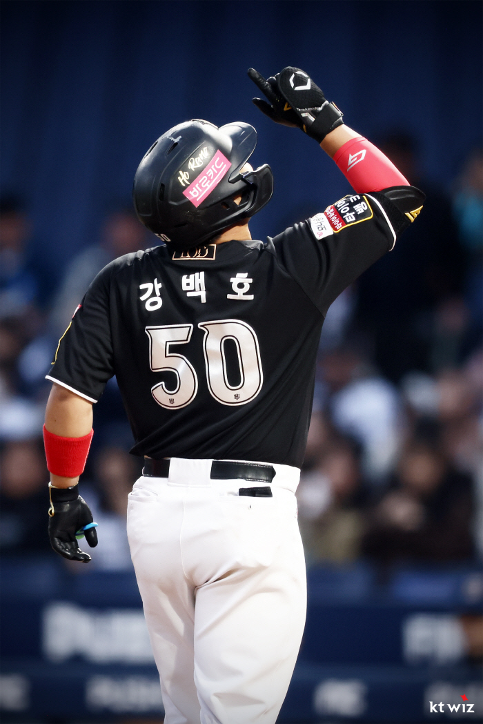 "얼굴에 웃음이 늘었다" 포수로 변신한 강백호, '통산 152승' 레전드…