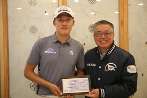 KPGA, 첫 상금 획득한 신인 선수에게 '기념 수표 액자' 전달