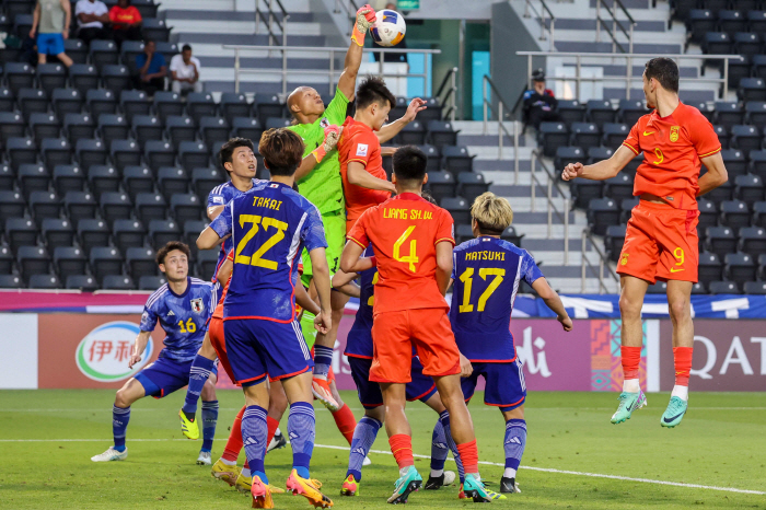 '10점 만점 0.5점' 충격 평점, 日 비매너 '가라데 축구' 17분 …