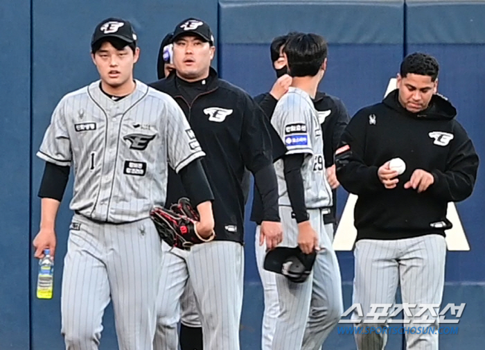 류현진 문동주 황준서 페냐 산체스가 불펜에서 우르르, 등판 앞둔 에이스 …