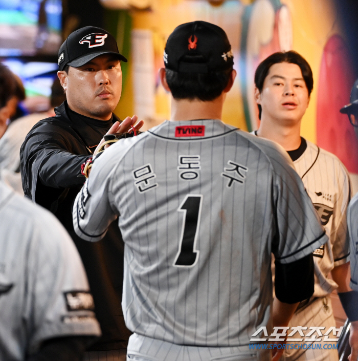류현진 문동주 황준서 페냐 산체스가 불펜에서 우르르, 등판 앞둔 에이스 …