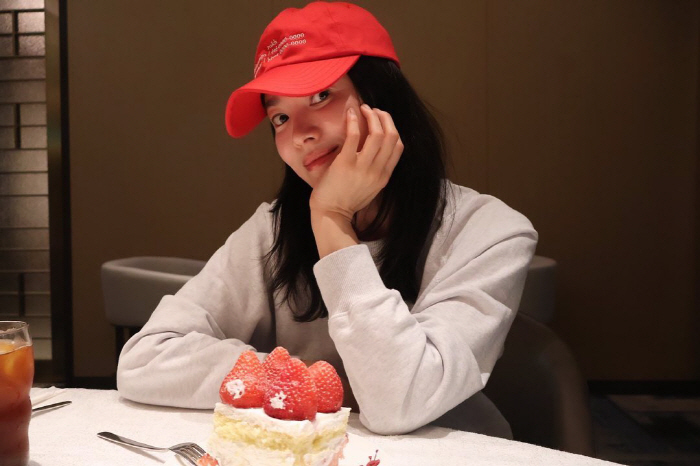 송혜교, 빨간 모자보다 더 강렬한 민낯 '시선강탈'..20대인 줄
