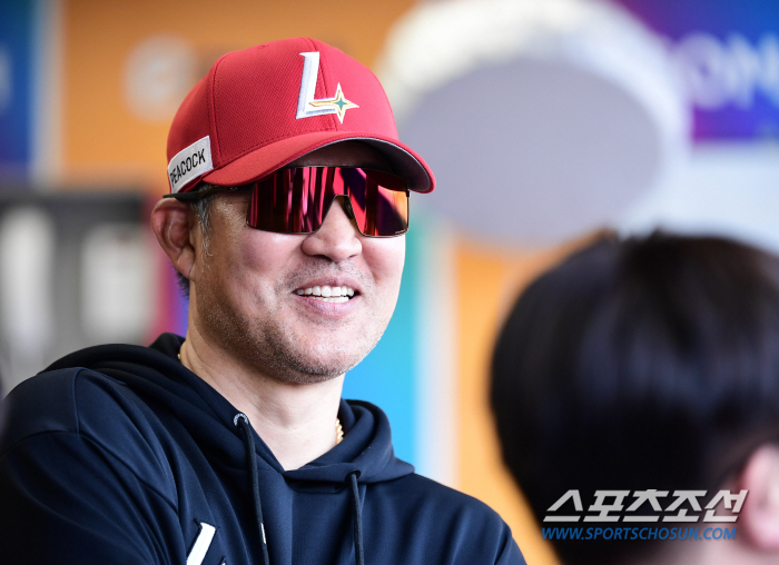 웃음이 떠나지 않은 이숭용 감독 "최고의 경기, 인생 경기를 봤다" [인…