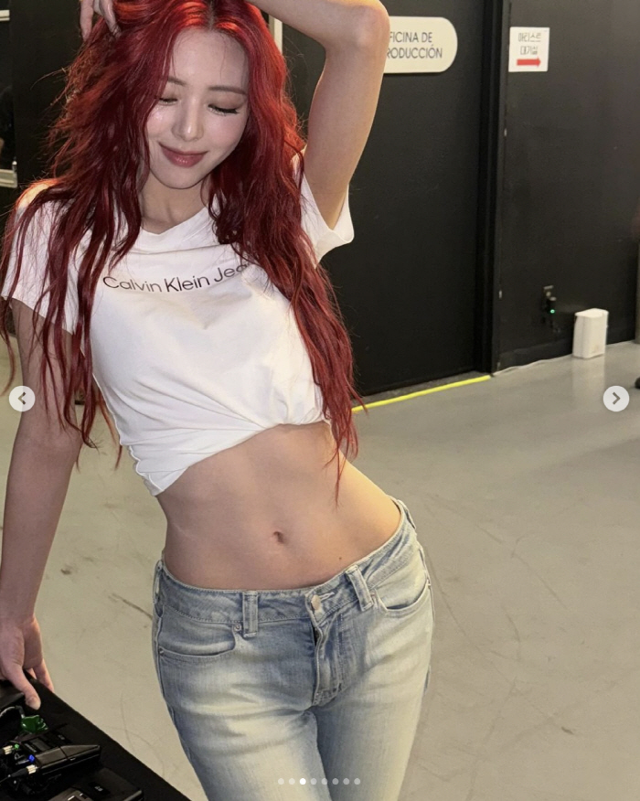ITZY 유나, 허리는 한줌인데 황금 골반..과자 먹어도 이 몸매라니