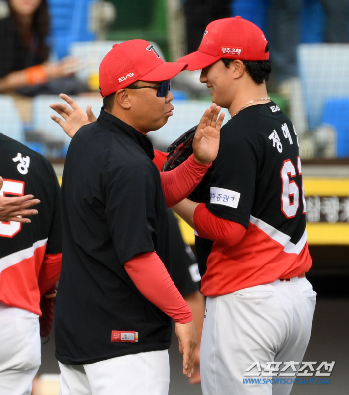'9회 충격 역전패'에도 쿨한 이범호...초보 맞아? "깔끔하게 졌다. …