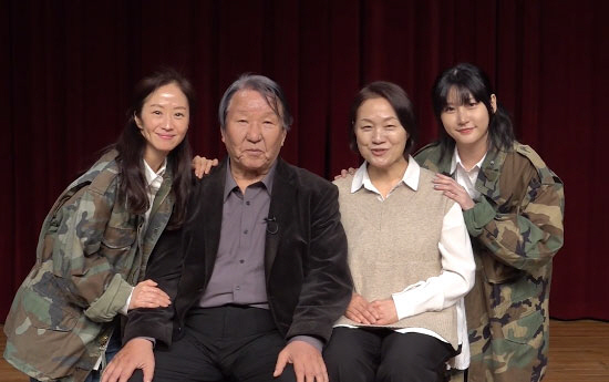 "자숙은 끝났다"…김새론, 2년만에 복귀작서 '환한 미소' 열정행보