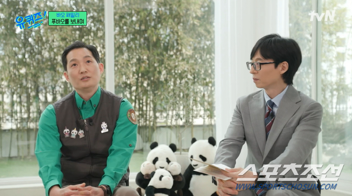 '중국행' 푸바오, 강철원 사육사 발견하고 몸 비벼…'할부지 봤지? 걱정…