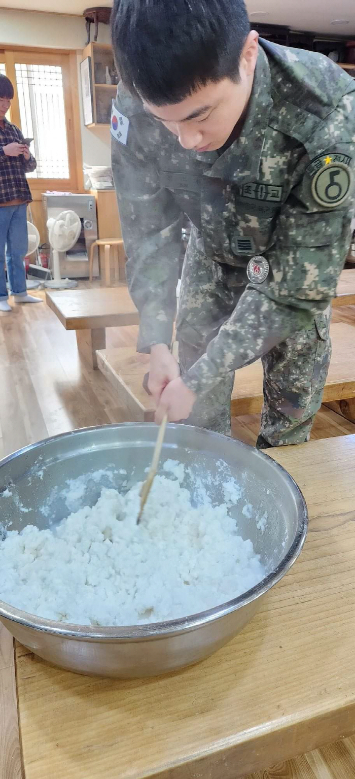 뷔 '전투복 입은' 군사경찰→진 '전통주 빚는' 특급전사 "BTS는 軍서…