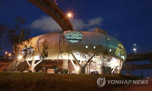 뚝섬 한강공원서 19∼24일 '크리스마스 북콘서트' (서울=연합뉴스) 김동규 기자 = 서울시 한강사업본부는 19∼24일 지하철 7호선 뚝섬유원지역 3번 출구와 연결된 '뚝섬 자벌레'에서 '크리스마스 북 콘서트'를 개최한다. [서울시 한강사업본부 제공]