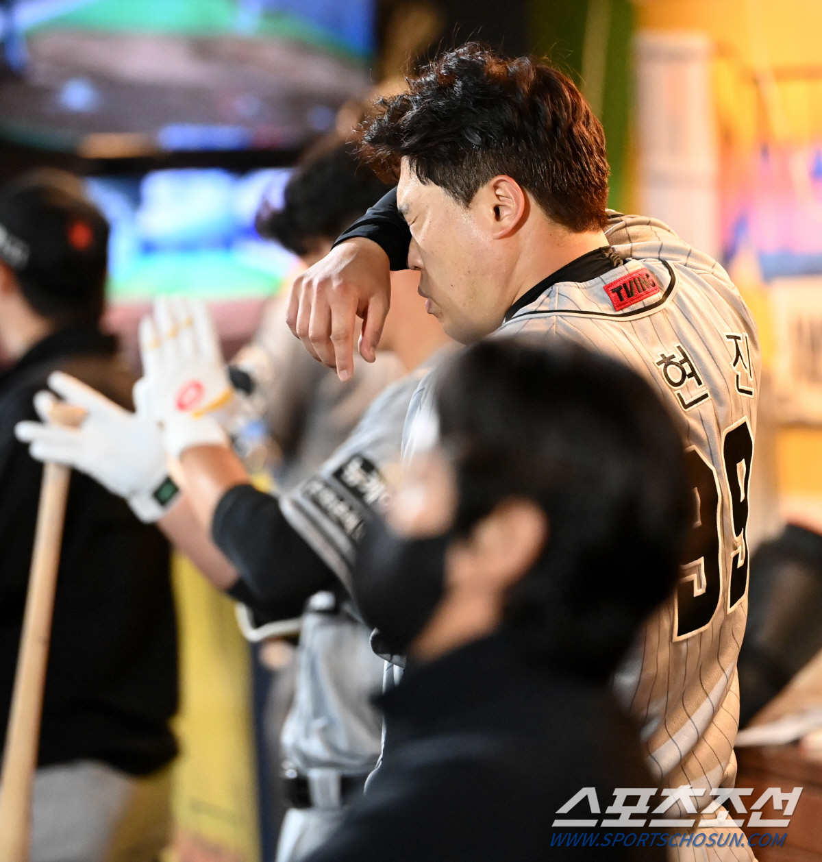 "아오~" 아쉬움 감추지 못한 괴물의 탄식, 엉덩이 툭 치며 격려한 상대…