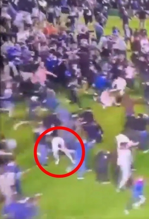 충격! 폭력으로 물든 포츠머스 '12년만의 승격 파티', 난입한 팬들이 …