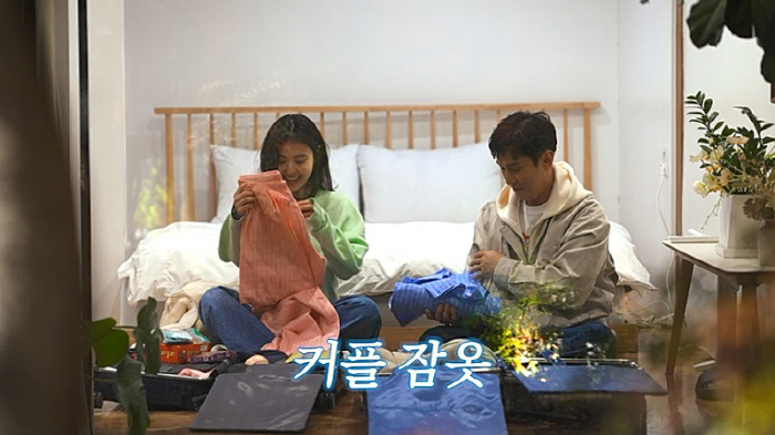 [SC리뷰] "진짜 신혼 같아"…김동완♥서윤아, 여행 첫날 밤부터 커플 …