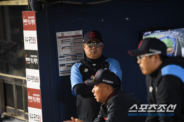 인생 첫 8연패에 고개 숙인 김태형 감독…피치클락 위반 6번→번트 자세에…