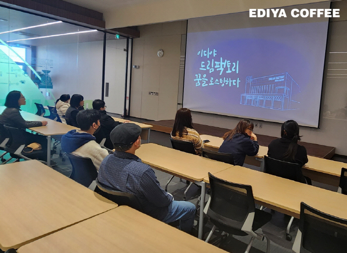 '뜻 깊은 10년' 이디야커피, 청각장애인 바리스타 자립 지원