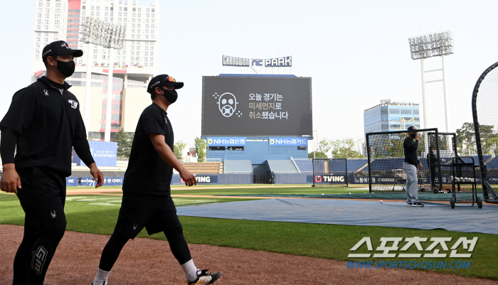 남부지방 덮은 먼지폭탄, 마스크 훈련도 무용지물…'1승1패' 창원 한화-…