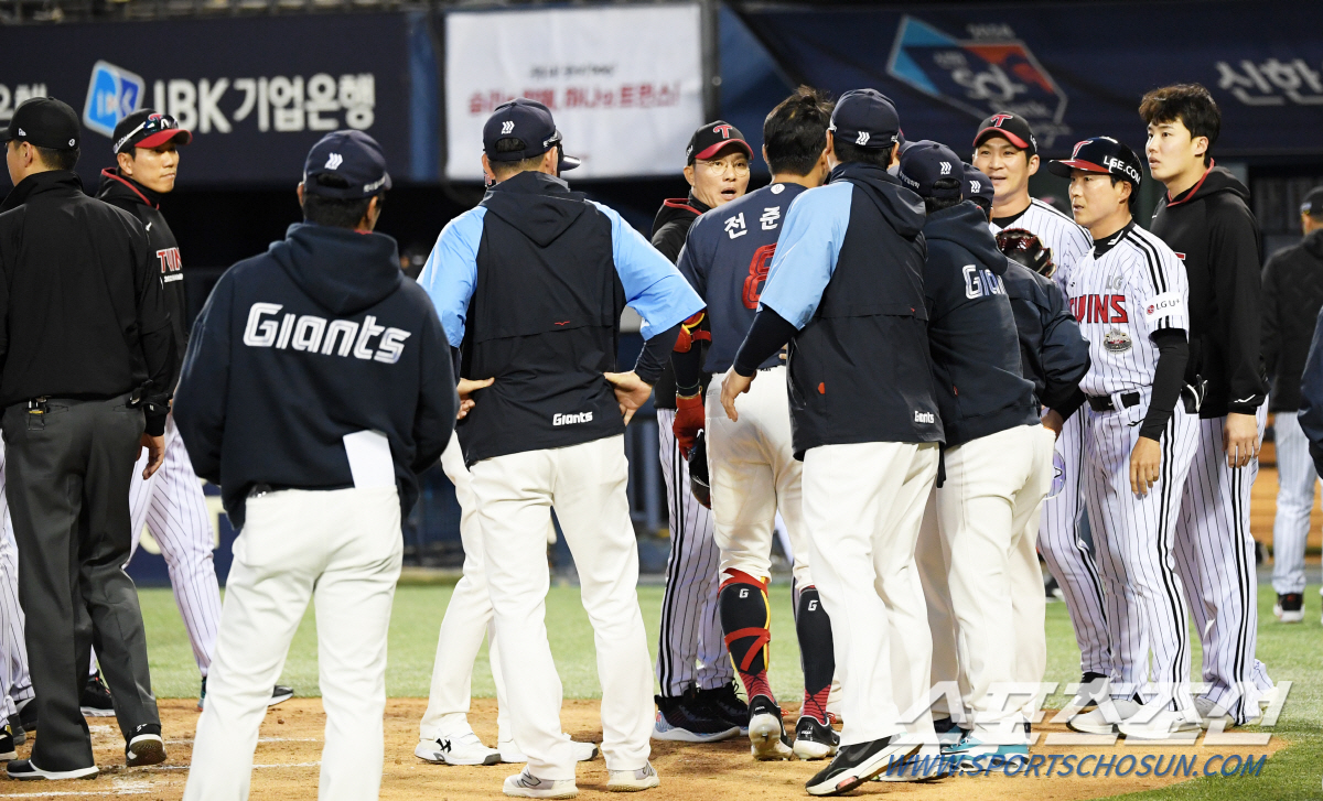 엘롯라시코 벤치클리어링! 격분한 켈리vs황성빈 충돌→발끈한 허도환…잠실은…