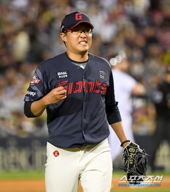 잠실 달군 '박세웅' 연호! '8연패' 롯데팬 설움 달랜 안경에이스 호투…