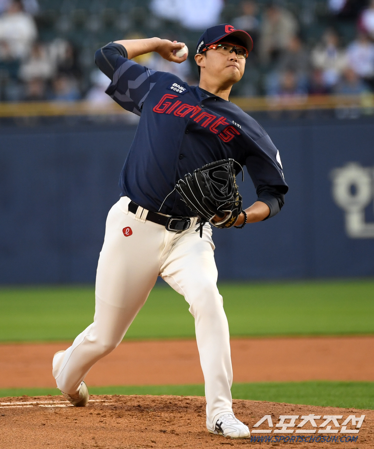 잠실 달군 '박세웅' 연호! '8연패' 롯데팬 설움 달랜 안경에이스 호투…