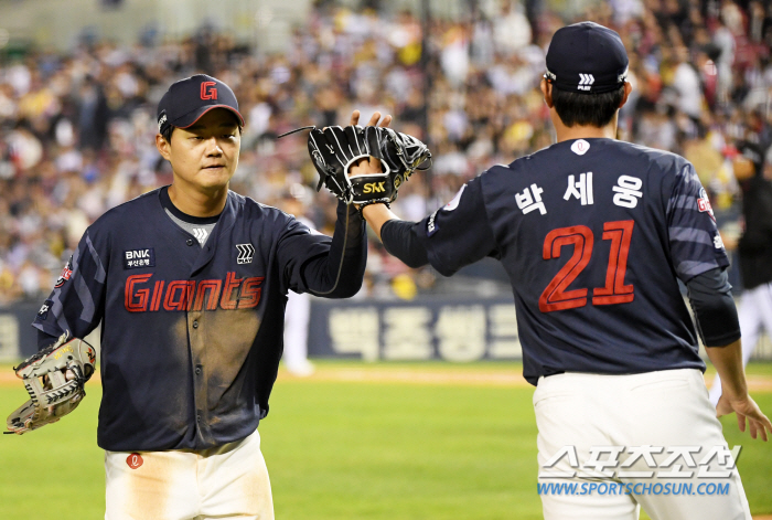 잠실 달군 '박세웅' 연호! '8연패' 롯데팬 설움 달랜 안경에이스 호투…