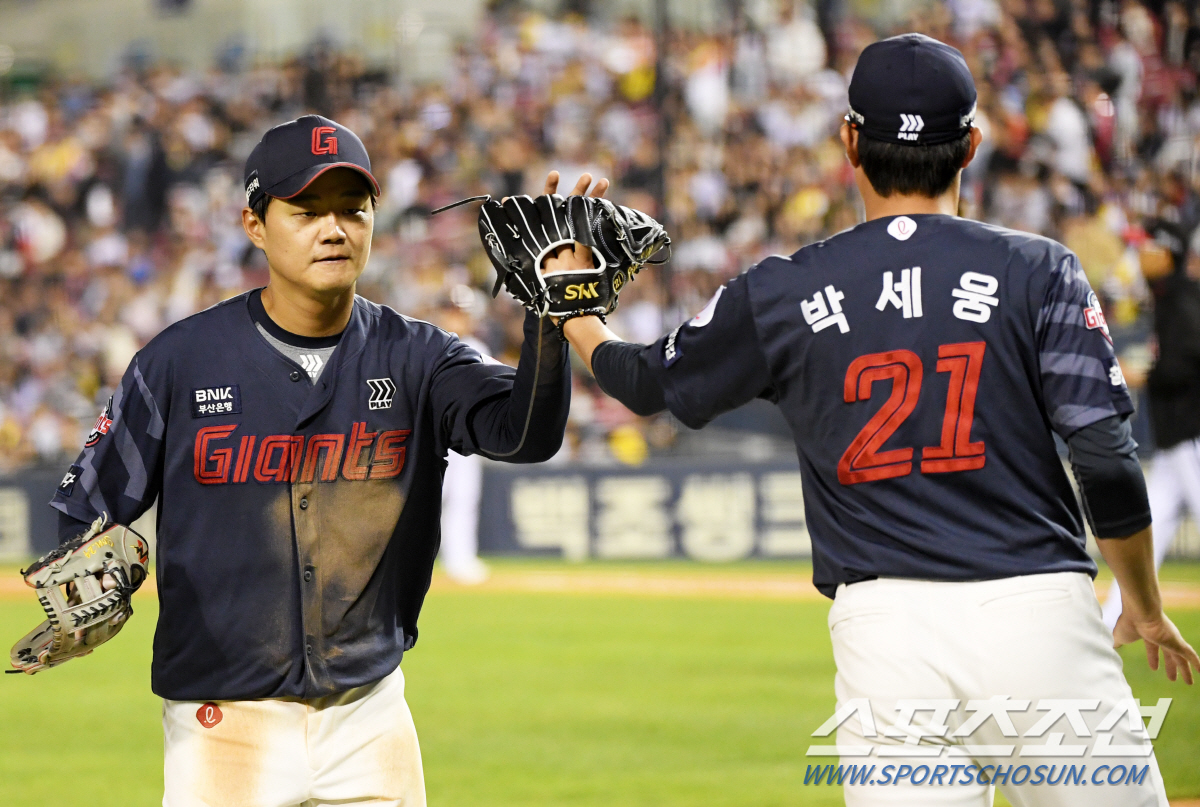잠실 달군 '박세웅' 연호! '8연패' 롯데팬 설움 달랜 안경에이스 호투…