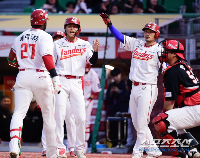 '박찬호 악송구→에레디아 행운의 결승타' SSG, 1위 KIA 잡고 위닝…