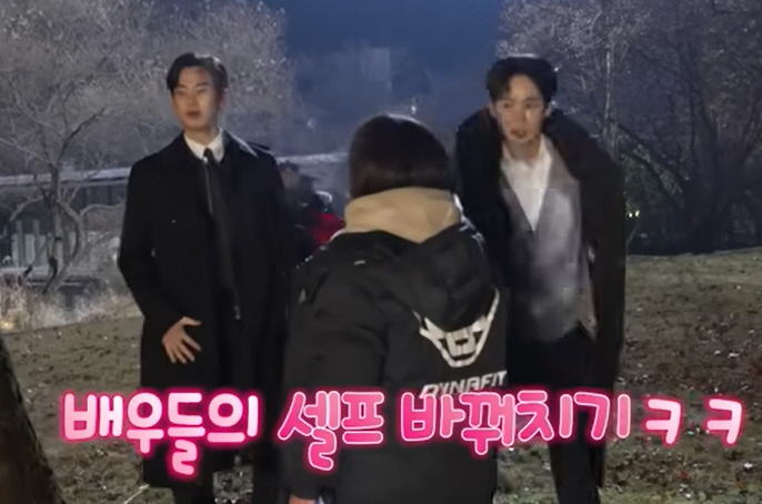 "뒤 도는건 어때요" 김수현이 또..'박성훈 혼동신' 명장면 만든 만능캐…