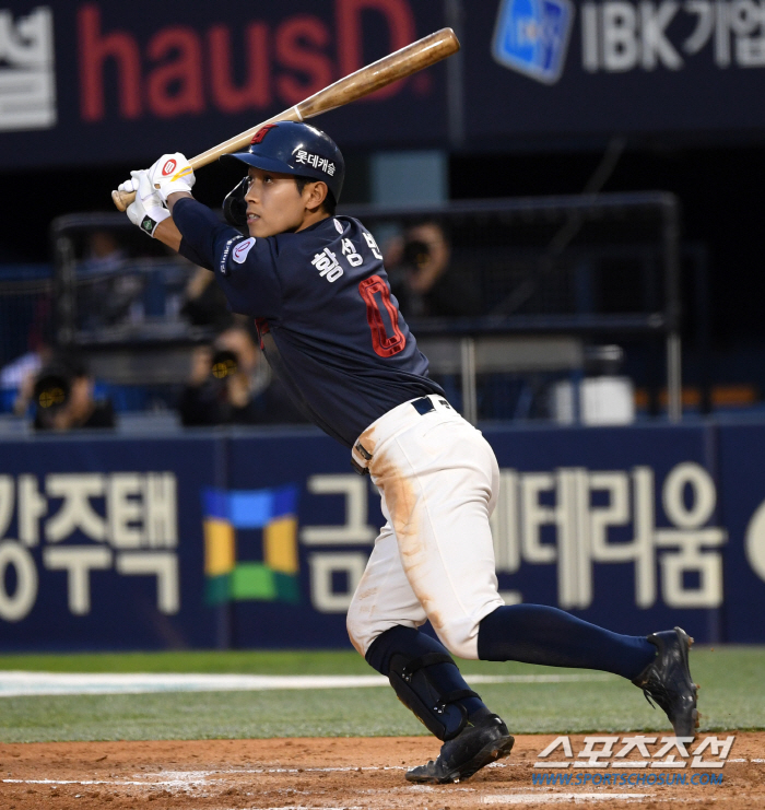 '꽉 막혔던 변비가 뚫리면 더 짜릿' 롯데, 감독 퇴장 후 역전 결승타.…