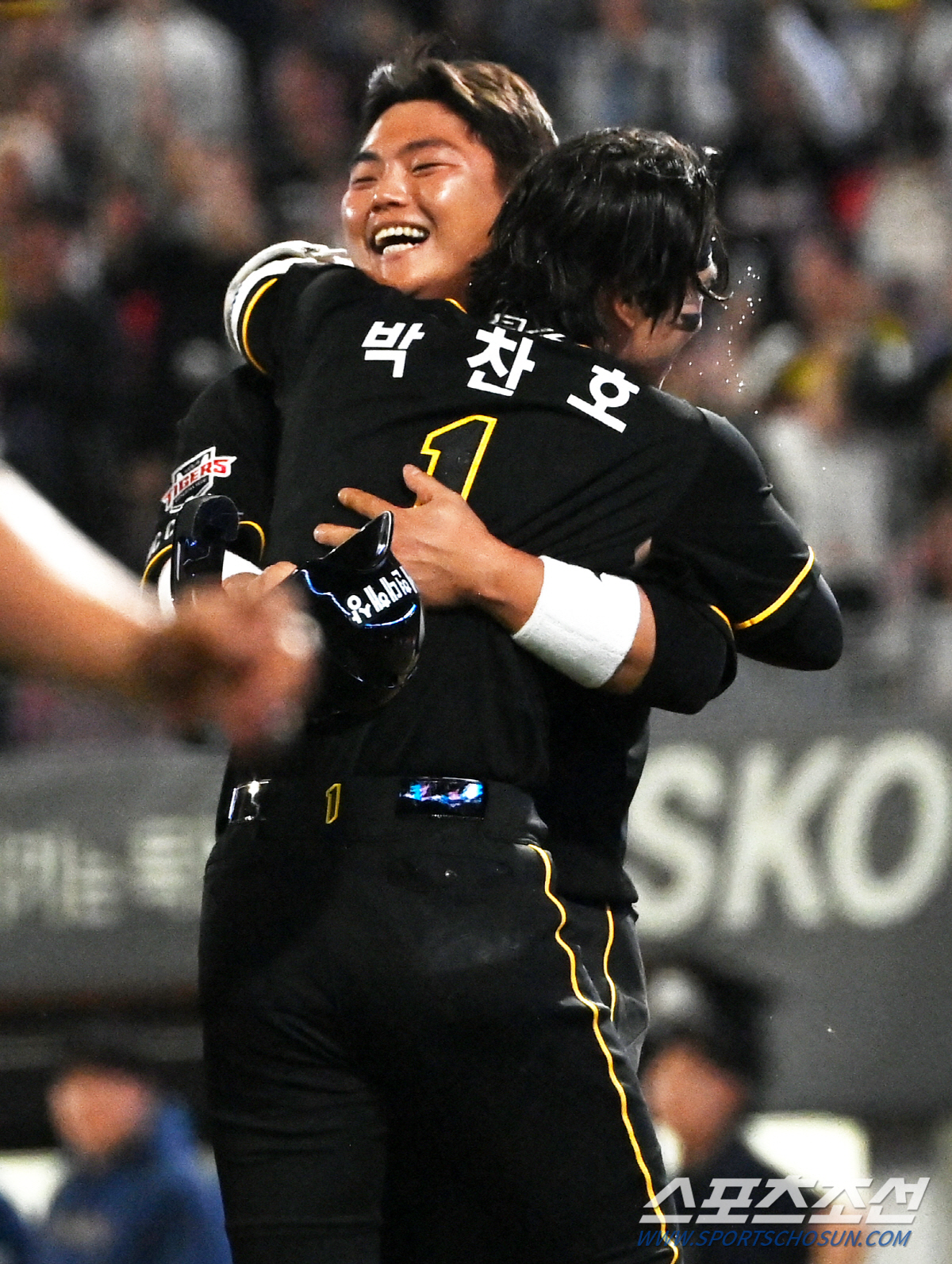 짜릿한 끝내기 승리에 끌어안은 박찬호와 한준수, 챔필의 금요일 밤은 뜨거…