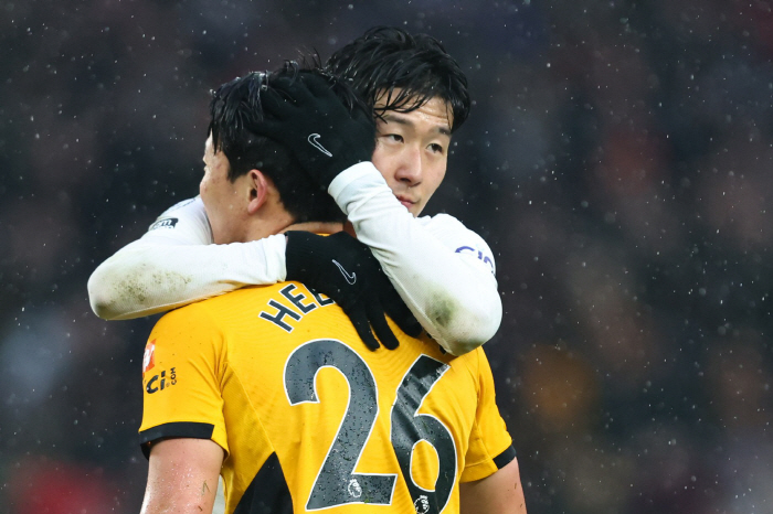 '손흥민 EPL 전설 논란' 황희찬은 달랐다..."흥민이 형은 잉글랜드에…
