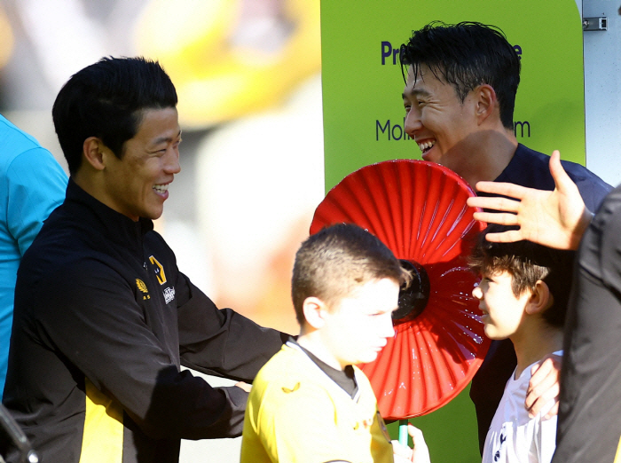 '손흥민 EPL 전설 논란' 황희찬은 달랐다..."흥민이 형은 잉글랜드에…