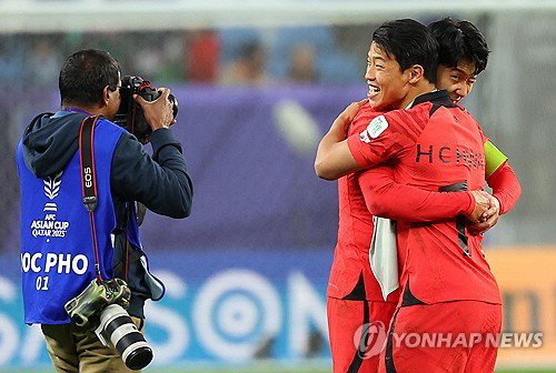 '손흥민 EPL 전설 논란' 황희찬은 달랐다..."흥민이 형은 잉글랜드에…