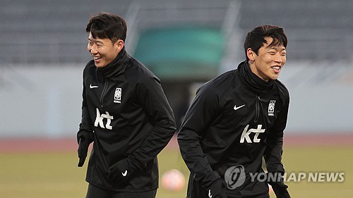 '손흥민 EPL 전설 논란' 황희찬은 달랐다..."흥민이 형은 잉글랜드에…
