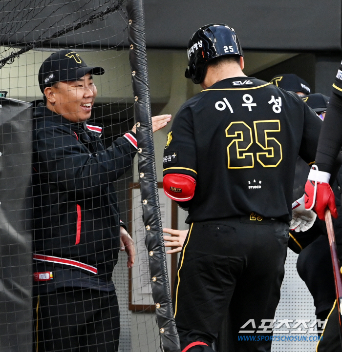 "제가 오른손 최형우? 말도 안돼요" KIA 1위 원동력, 서른살에 야구…