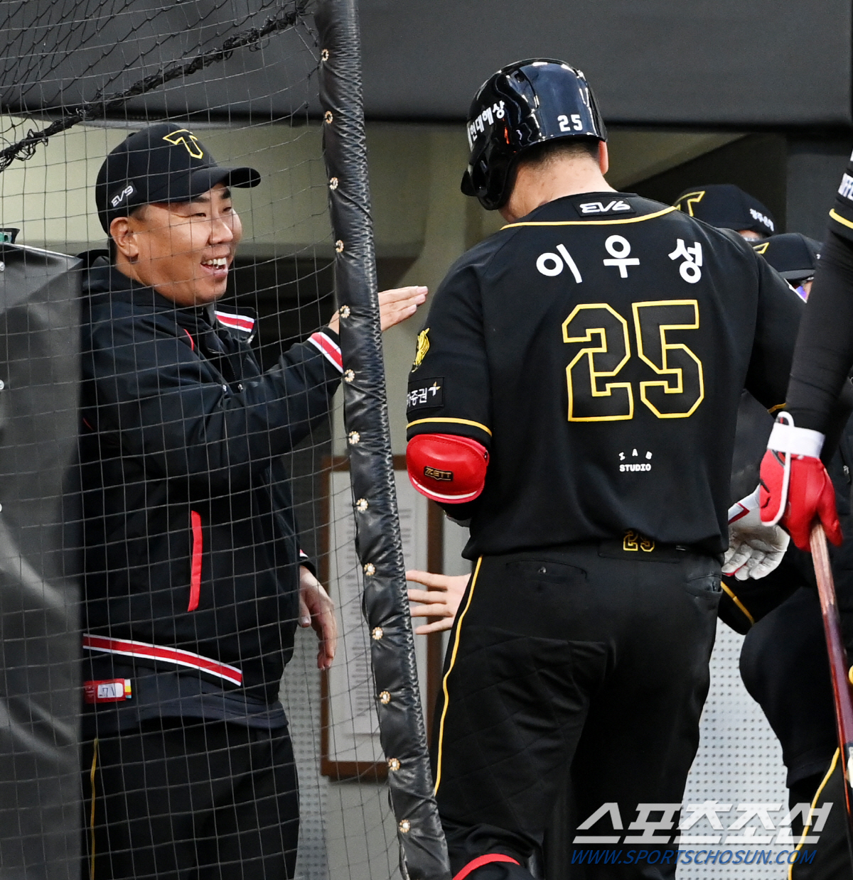 "제가 오른손 최형우? 말도 안돼요" KIA 1위 원동력, 서른살에 야구…
