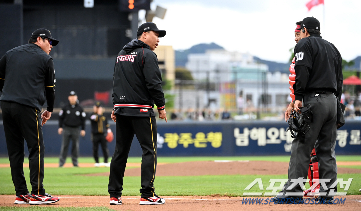 '주자의 재치? 석연치 않은 판정?' 몸 날린 김태군과 라인 벗어난 박민…