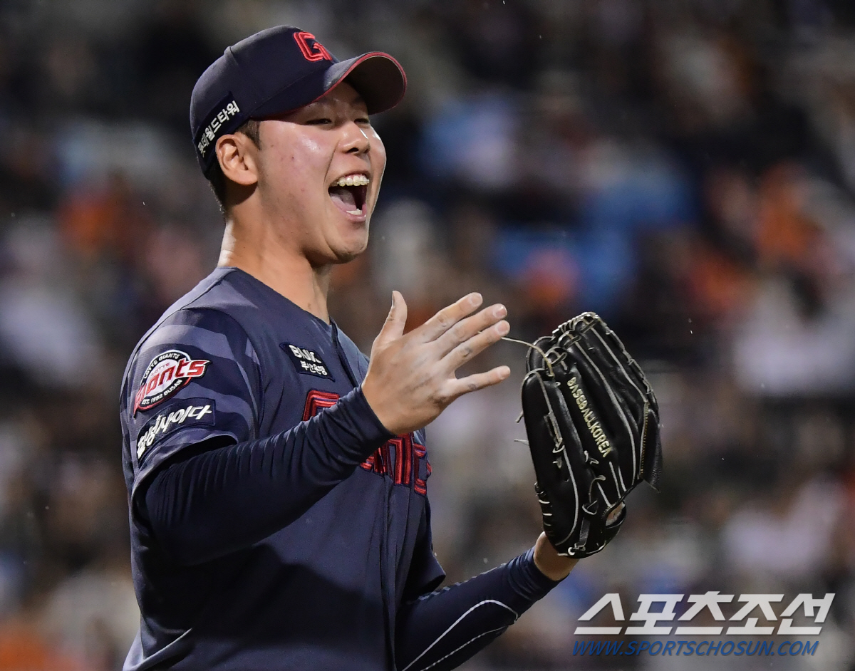 'ERA 0.77+불펜 삼진 1위' 올해야말로 32년만의 신인상 도전? …