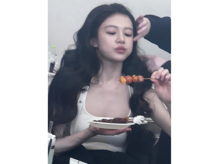 "이렇게 먹어도 이 몸매?"…고윤정, '소떡 먹방'에도 완벽 몸매 자랑 …