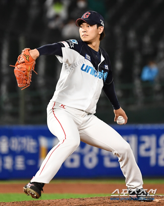 올해도 좌완 황무지…"구위 좋던데" 김태형이 주목한 23세 군필의 반란?…