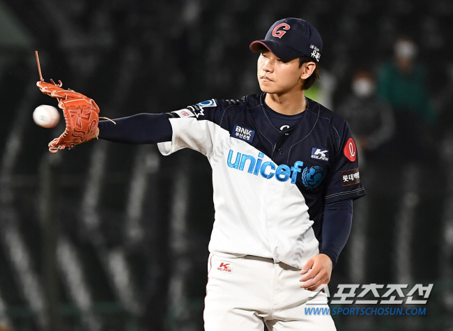 올해도 좌완 황무지…"구위 좋던데" 김태형이 주목한 23세 군필의 반란?…