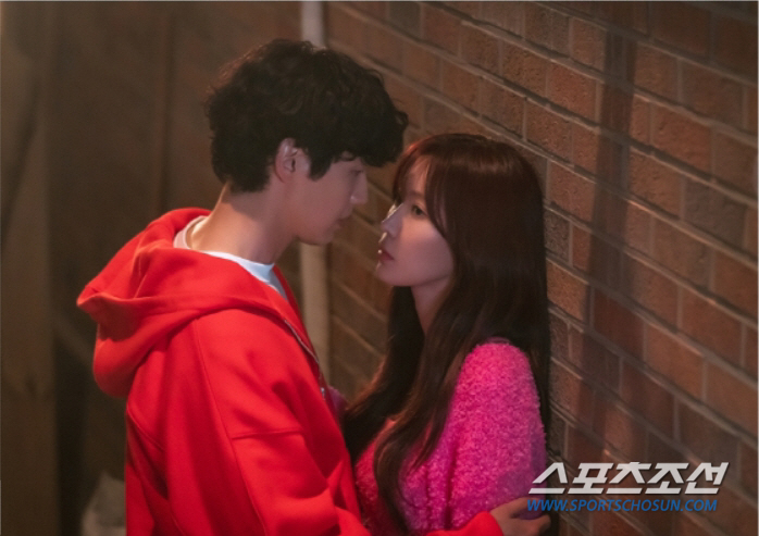 [SC프리뷰]임수향-지현우, 초밀착 눈맞춤…임수향 직진에 지현우 무장해제?