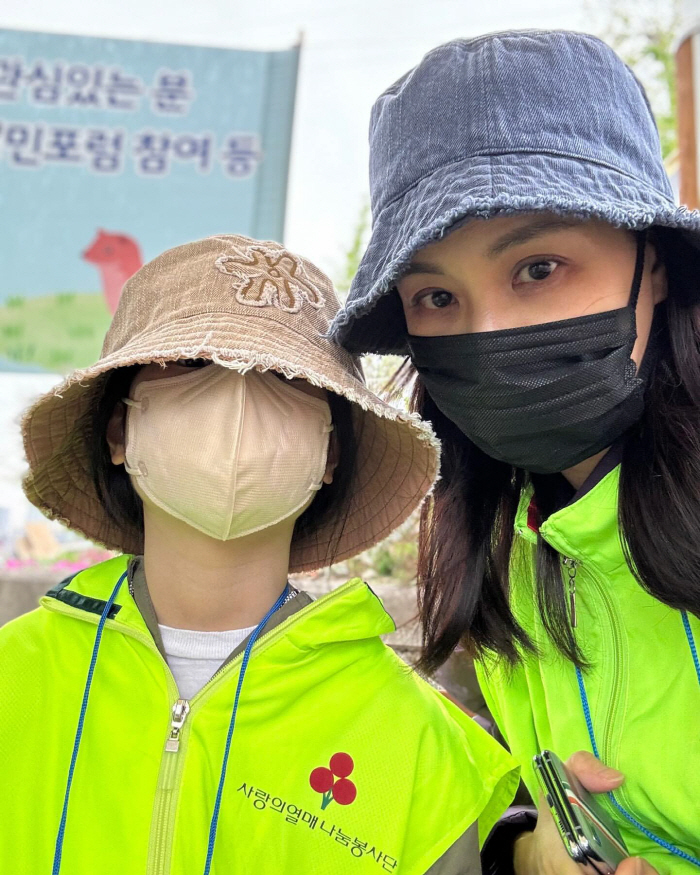 '장동건♥' 고소영 "기특한 딸내미"..나무 심기 봉사하는 모녀