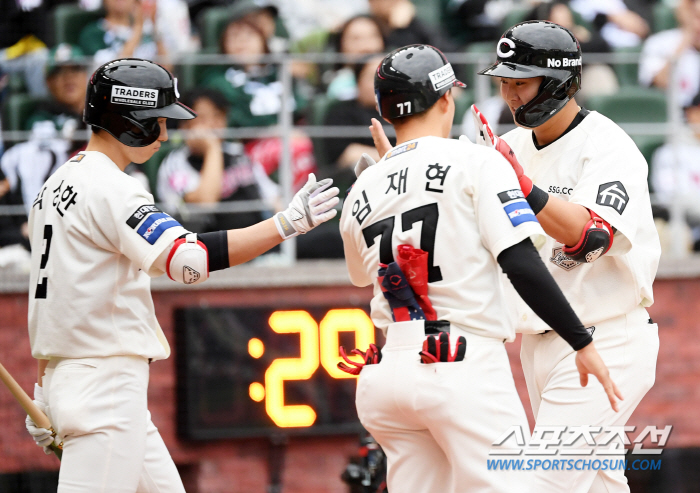 '이게 LG 야구다' 2:8→10:8 대역전승. '천재타자' 역전 만루포…
