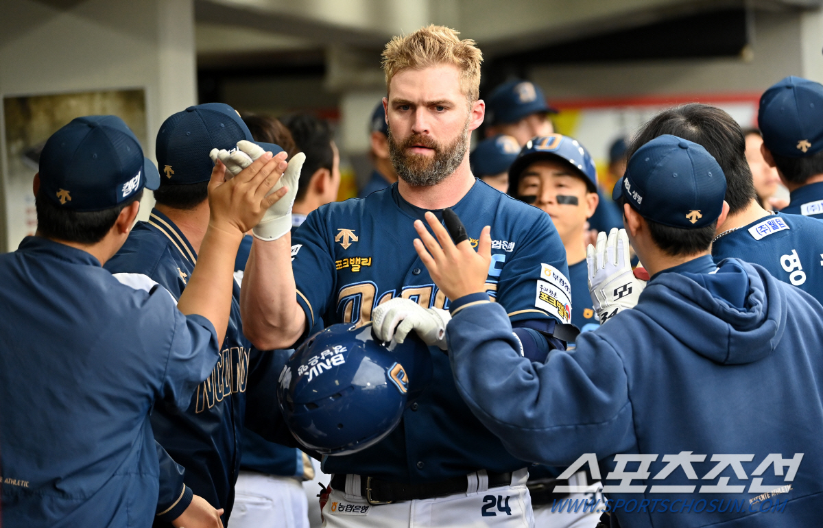 '이런 반전 매력을 봤나' 무서운 파워로 담장 넘기더니 카메라 앞 깜찍 …