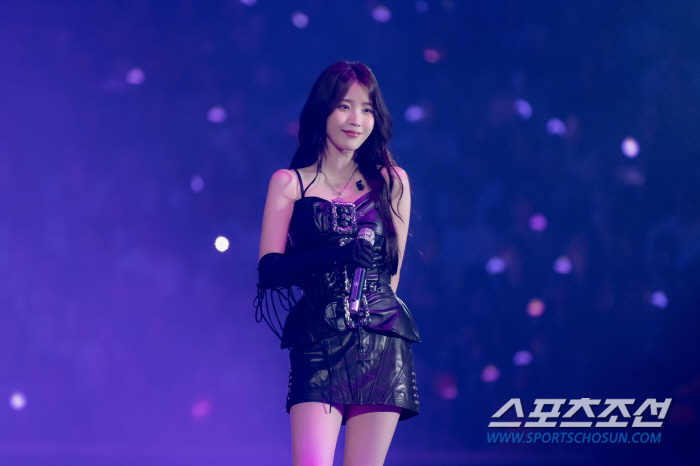 아이유, 싱가포르 콘서트도 완벽 성료…스트레이트 타임즈 "5년 전 방문 때보다 더 새로워진 히트곡들에 공연 풍부"