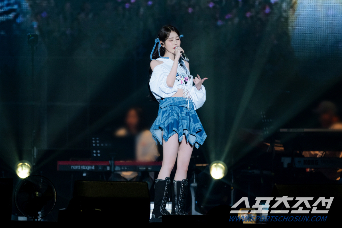 아이유, 싱가포르 콘서트도 완벽 성료…스트레이트 타임즈 "5년 전 방문 …