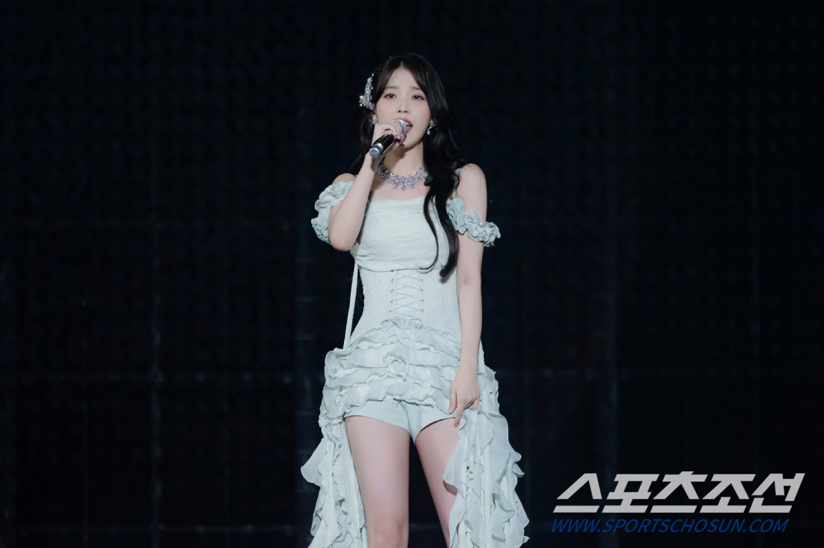 아이유, 싱가포르 콘서트도 완벽 성료…스트레이트 타임즈 "5년 전 방문 …